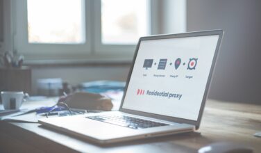 Een laptop op een tafel met daarop de tekst residential proxies