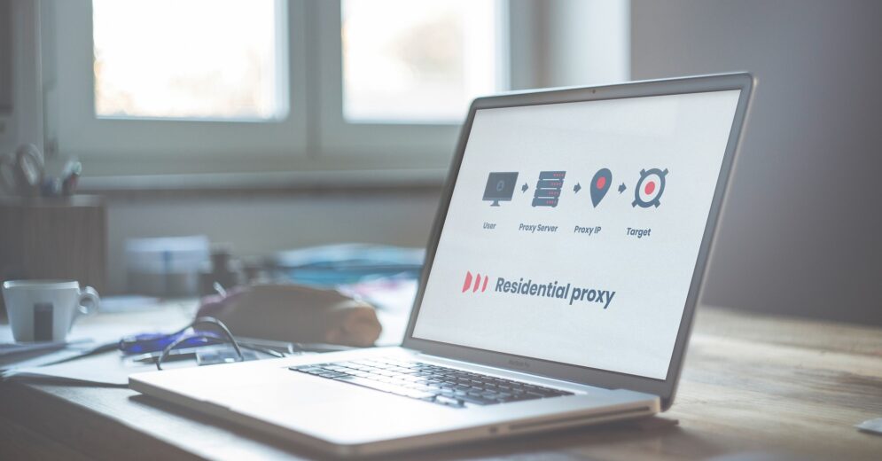 Een laptop op een tafel met daarop de tekst residential proxies