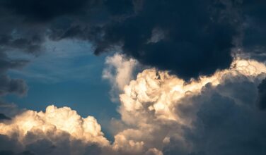 Een donkere wolk in de lucht