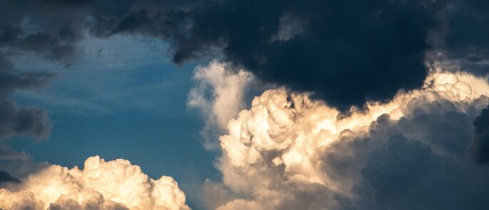Een donkere wolk in de lucht