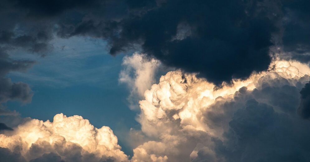 Een donkere wolk in de lucht